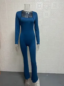 Mono azul de manga larga y cuello cuadrado para mujer en maniquí