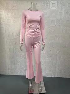 Vista completa del set due pezzi rosa con top a maniche lunghe e pantaloni a zampa