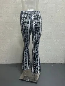 Pantaloni a zampa bohémien con stampa paisley, vita alta e tessuto elasticizzato.