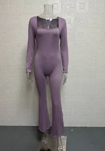 Vista detallada de un mono acampanado de manga larga y cuello cuadrado morado en maniquí