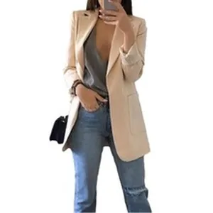 Detailansicht eines beige Blazers in schmaler Passform mit grauem Top und Jeans