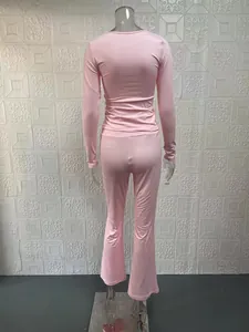 Vista posteriore di un set rosa a due pezzi con top a maniche lunghe e pantaloni a zampa