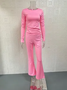Set da due pezzi rosa con top a maniche lunghe e pantaloni a zampa su un manichino
