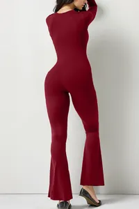 Vista trasera de un mono rojo de manga larga con pierna acampanada y efecto levanta glúteos
