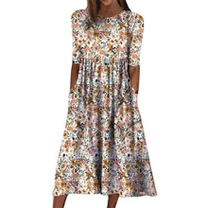 Abito midi a fiori linea A con maniche corte e pratiche tasche laterali da donna.