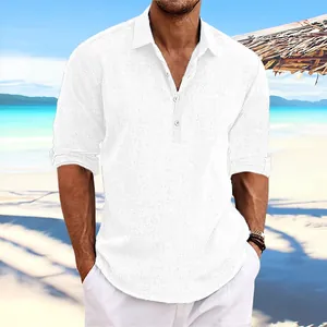 Weißes Langarm-Henley-Hemd für Herren aus Leinenoptik für den Strandurlaub.