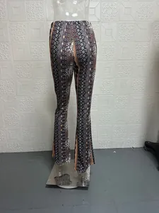 Vista dettagliata dei pantaloni a zampa con stampa bohémien e motivo etnico, vestibilità slim