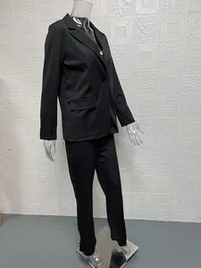 Detailansicht eines klassischen schwarzen Damenanzugs mit tailliertem Blazer und Hose