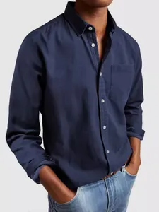 Clásica camisa de hombre azul marino de manga larga con bolsillo de pecho y solapa