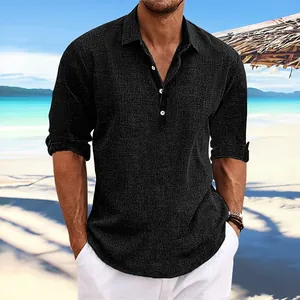 Nahaufnahme eines schwarzen Herren-Freizeithemds aus Leinenimitat am sonnigen Strand