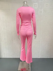 Vista posteriore della tuta rosa due pezzi con top a maniche lunghe e pantaloni a zampa