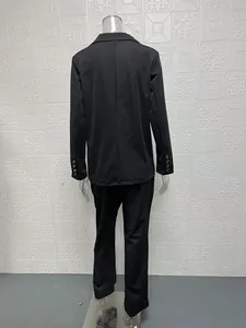 Rückansicht eines professionellen schwarzen zweiteiligen Blazer- und Hosanzugs für Damen