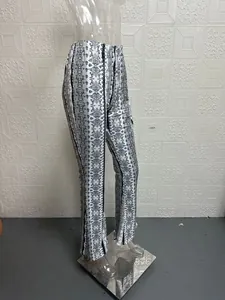 Dettaglio di leggings a zampa a vita alta con un intricato motivo bohémien bianco e nero.