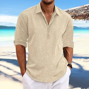 Lässig geschnittenes Herren-Leinenhemd mit langen Ärmeln in Strandatmosphäre.