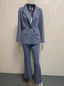Komplette Ansicht des hellblauen Damenanzugs mit Revers-Blazer und ausgestellter Hose