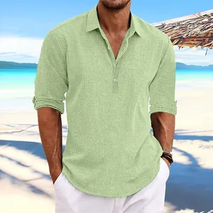Nahaufnahme der Leinenstoffstruktur dieses salbeigrünen Strandhemdes für Herren.