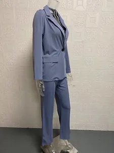 Detailliertes Seitenprofil eines staubblauen Damen-Business-Anzugs mit Blazer und Hose.