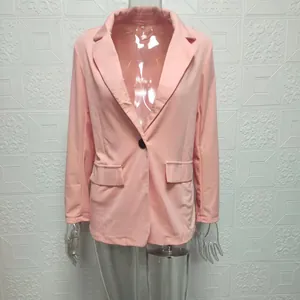 Detailansicht eines rosa taillierten Damenblazers mit Reverskragen und einem Knopf vorne.