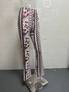 Vista dettagliata dei pantaloni a zampa da donna con stampa bohémien e floreale