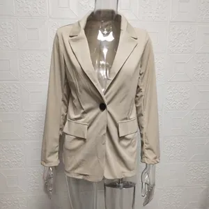 Vorderansicht eines stilvollen, schmal geschnittenen Damen-Blazers in elegantem Beige