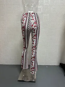 Vista posteriore di pantaloni a zampa con stampa floreale bohémien su manichino