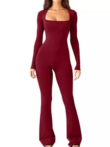 Elegante bordeauxrode damesjumpsuit met vierkante hals, lange mouwen en wijde pijpen