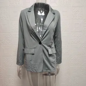 Detailansicht eines schmal geschnittenen Damen-Blazers mit Reverskragen in Grau-Grün.