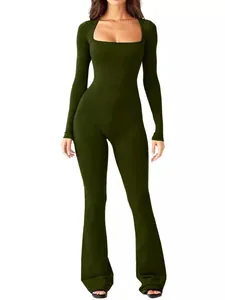 Donkergroene jumpsuit met lange mouwen, vierkante hals en uitlopende pijpen, nauwsluitend stretch