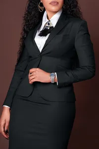 Elegante conjunto de traje negro para mujer con chaqueta y falda de tubo profesional.