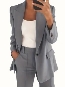 Elegantes graues Damen-Hosenanzug-Set mit passender Hose und weißem Oberteil für Büro