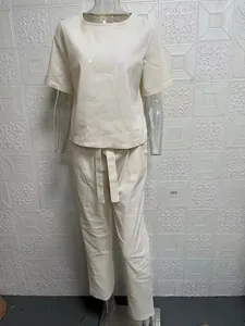 Completo due pezzi in cotone e lino crema con top a girocollo e pantaloni a gamba larga.