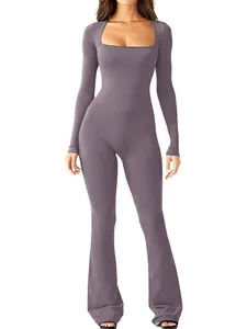 Elegante dames jumpsuit met vierkante hals, lange mouwen en uitlopende broekspijpen