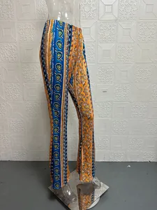 Vista dettagliata di pantaloni a zampa con stampa bohémien e motivi floreali su un manichino