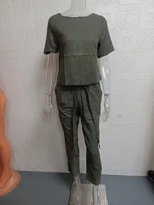 Dettaglio del set due pezzi in cotone e lino verde oliva con blusa e pantaloni larghi