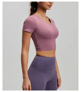Detaillierte Seitenansicht eines lila Yoga-Sport-Crop-Tops mit integrierten Polstern