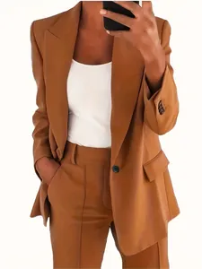 Detail eines schicken kamelfarbenen Anzugsets aus Kunstleder mit tailliertem Blazer.