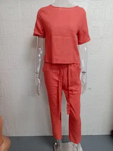 Dettaglio del set in cotone e lino corallo con top a maniche corte e pantaloni larghi.