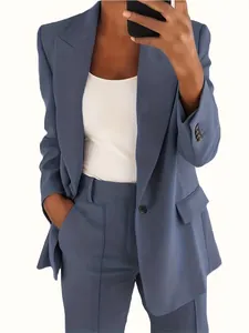 Elegantes blaues zweiteiliges Damen-Blazer-Anzugset mit schmaler Passform für das Büro.