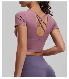 Detailansicht des eleganten Kreuzgurt-Rückendesigns dieses lila Yoga-Sportoberteils