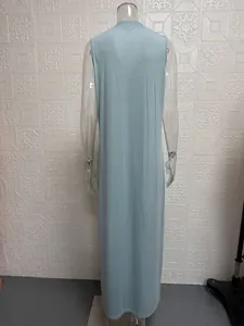 Vista posteriore di un abito lungo senza maniche azzurro con texture in tessuto a maglia