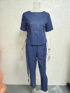 Vista dettagliata di un completo estivo blu navy in cotone e lino con top e pantaloni