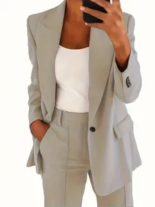 Schickes beige Damen-Hosenanzug-Set mit Blazer, präsentiert in einem Spiegel-Selfie
