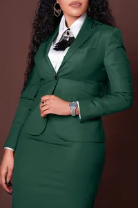 Elegante conjunto de chaqueta y falda verde oscuro profesional con broche y detalle de reloj