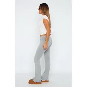Dettaglio laterale dei pantaloni a campana grigi a vita bassa per silhouette snella