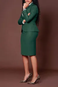 Vista lateral de un conjunto profesional de blazer verde oscuro y falda lápiz para la oficina