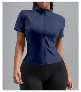 Dettaglio del top da yoga blu scuro da donna con cerniera e design a collo alto sportivo