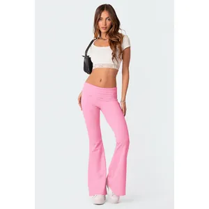 Vista completa di un set composto da pantaloni a zampa rosa e top corto in pizzo