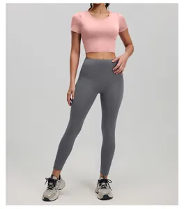 Detailansicht eines rosa Yoga-Tops und grauer High-Waist-Leggings an einem Model