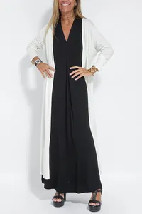 Elegante set due pezzi con abito lungo nero scollo a V e cardigan bianco lungo aperto