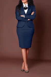 Conjunto profesional de chaqueta blazer azul marino y falda de tubo elegante para mujer.